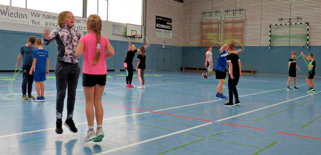 Auch Paarsprünge werden beim Seilspringprojekt der Viertklässler in der Sporthalle in Gerwisch geübt.
