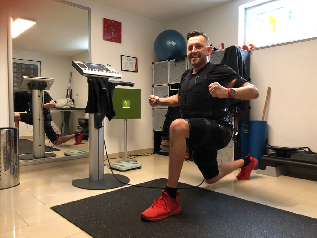 Mike Melzer alias "Magic Mike" führt vor, wie das EMS-Training mit Stromimpulsen funktioniert.