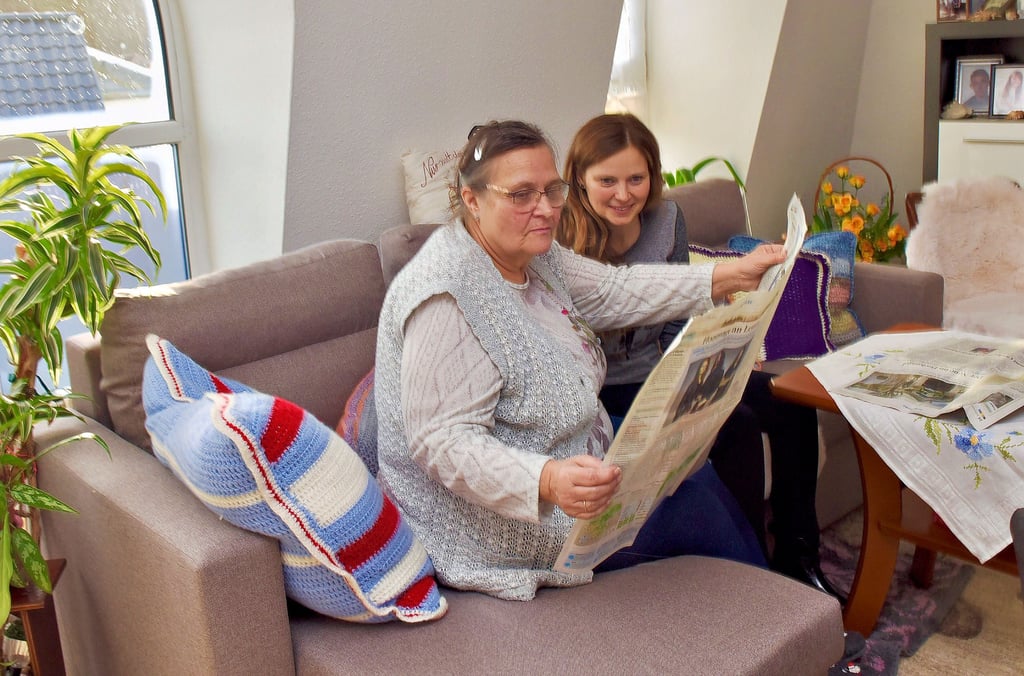 Sieglinde Johne mit Tochter Maren Wend in ihrer neuen Wohnung in der Anlage am Vöhringer Platz in Hettstedt.