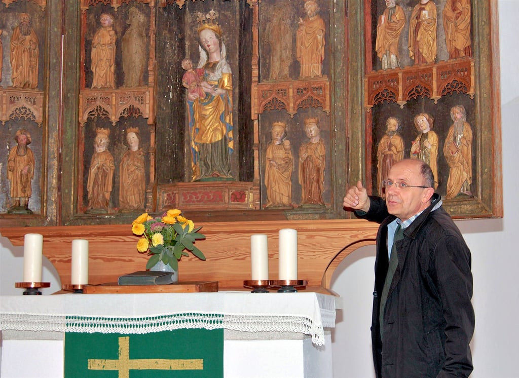 Loburgs evangelischer Pfarrer Georg Struz am Flügelaltar in der Dalchauer Kirche. Auch dieser Altar ist Bestandteil der „Straße spätgotischer Flügelaltäre“.