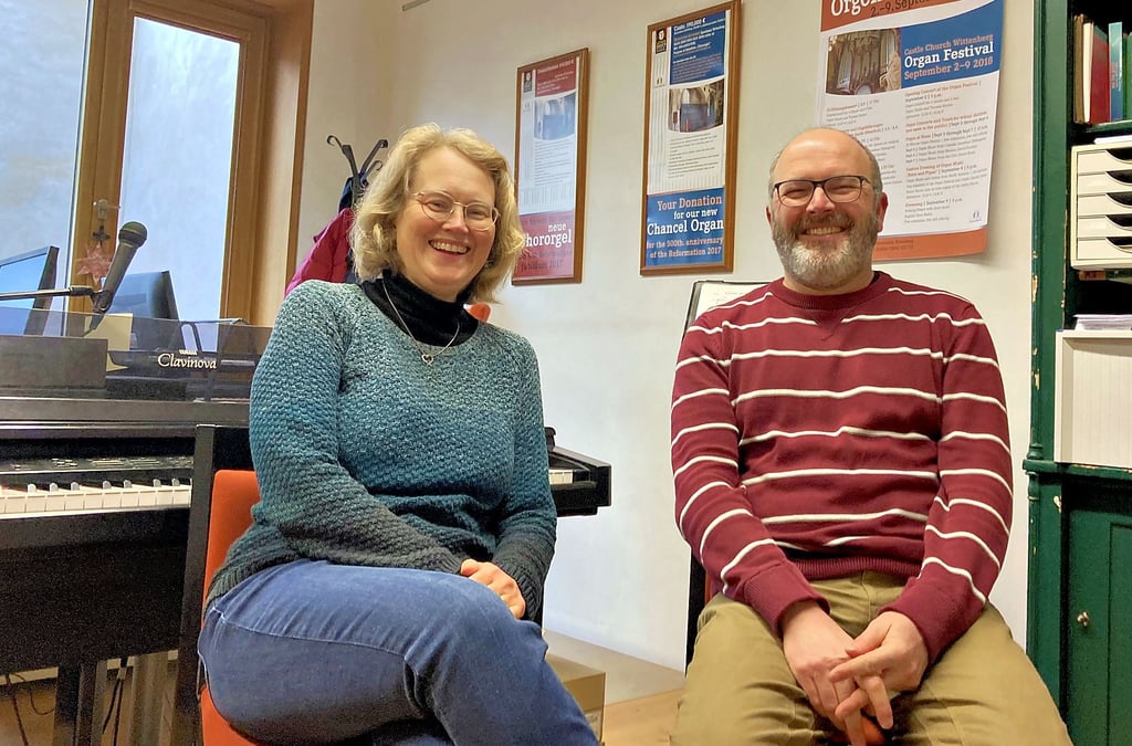 Sarah und Thomas Herzer, Kantoren an der Schlosskirche Wittenberg, wollen 2023 mit ihrem Kollegen von der Stadtkirche an 500 Jahre lutherische Lieder erinnern.