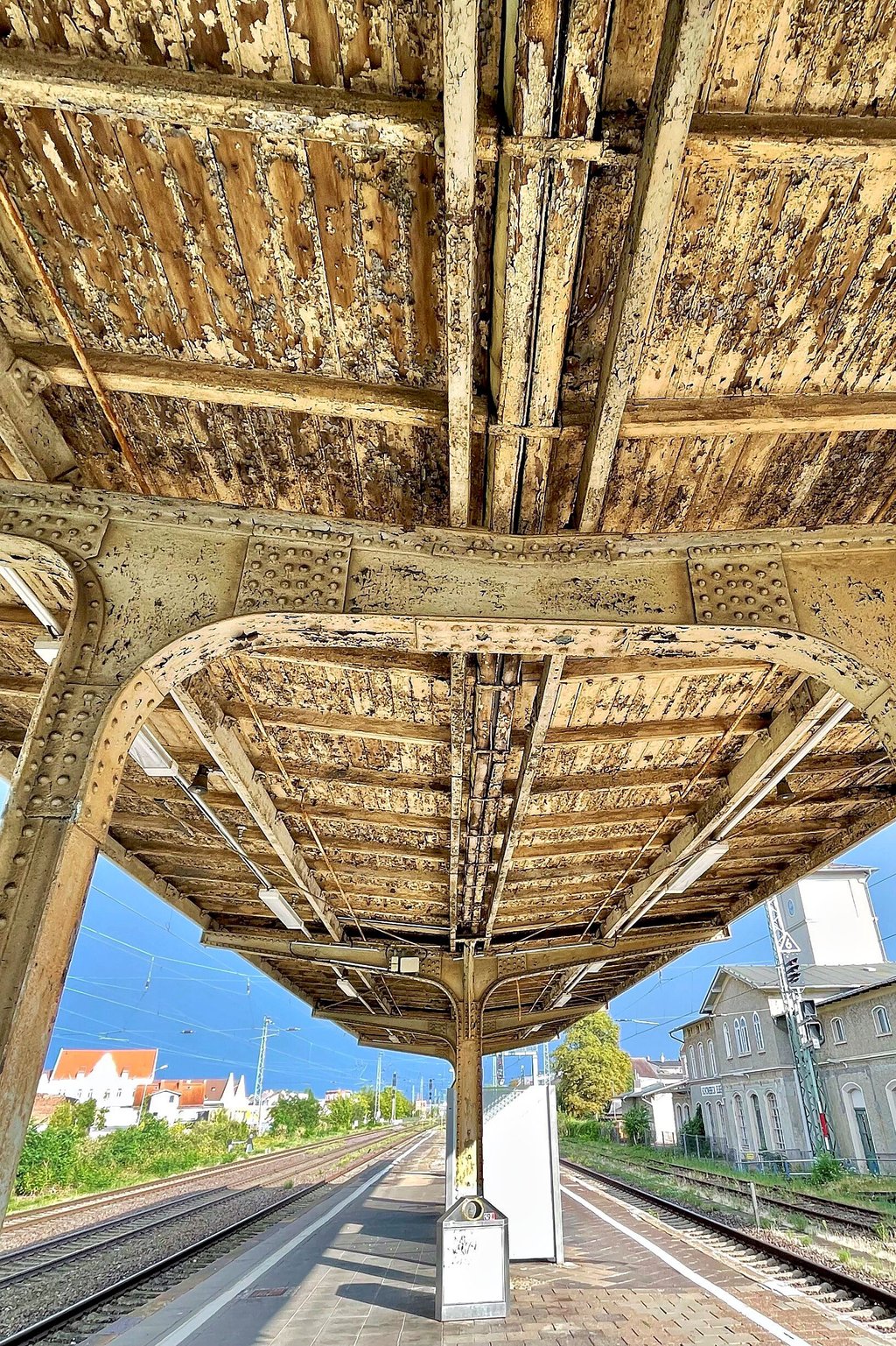 Der Bahnhof Schönebeck mit dem Bahnsteig drei und vier. Diese beiden Bahnsteige werden auf einer Länge von 170 erneuert. Auch das denkmalgeschützte Dach wird saniert. 
