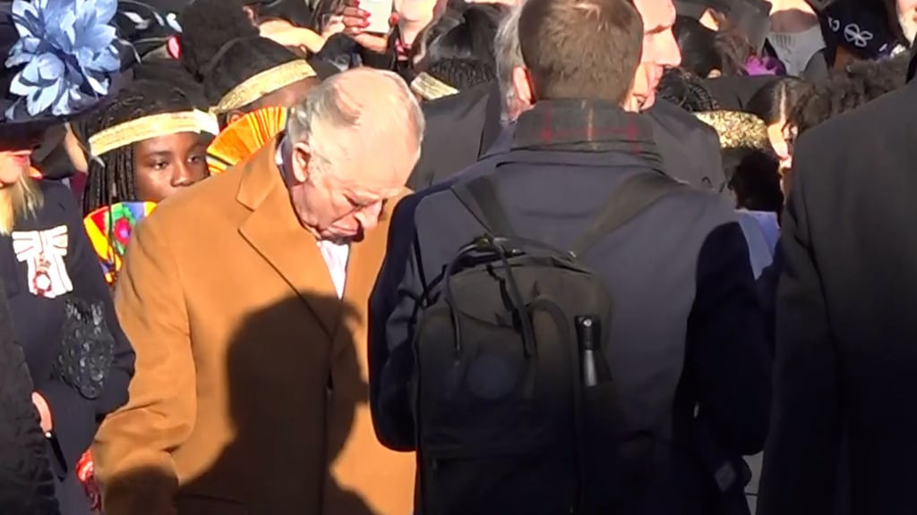 Sicherheitsbeamte führen König Charles III. während eines Besuchs in Luton von der Menge weg.