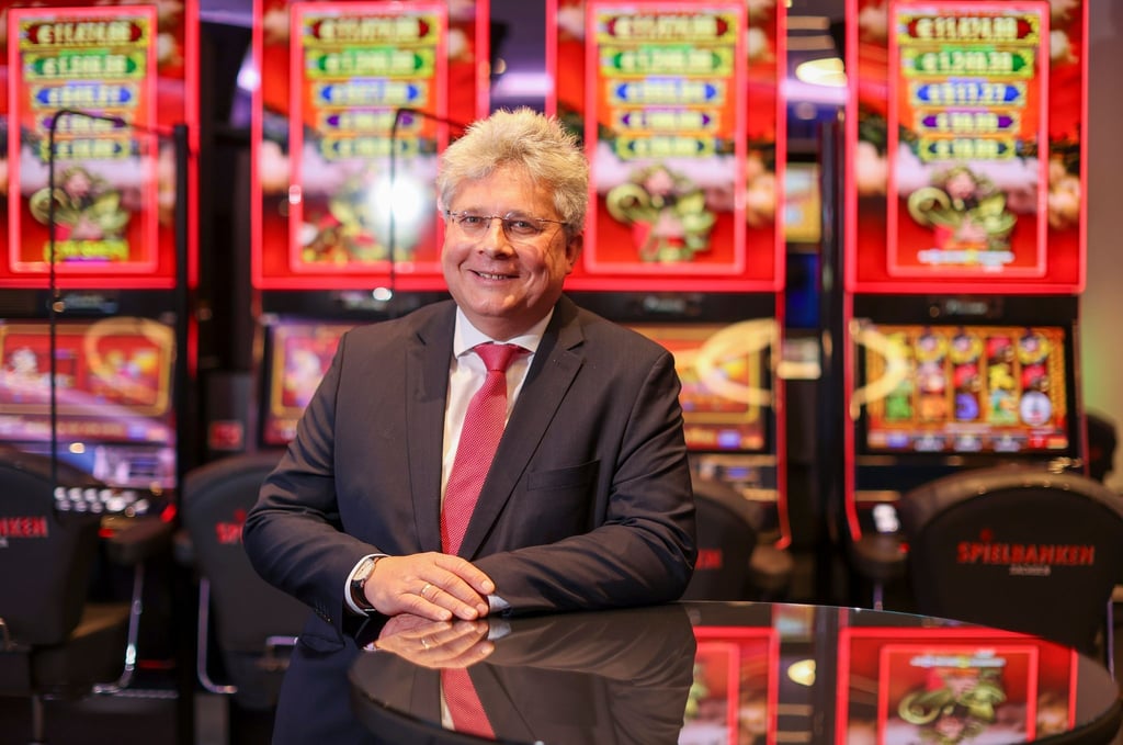 Frank Schwarz, Geschäftsführer der Sächsischen Spielbanken GmbH & Co. KG, steht in einer Spielbank.
