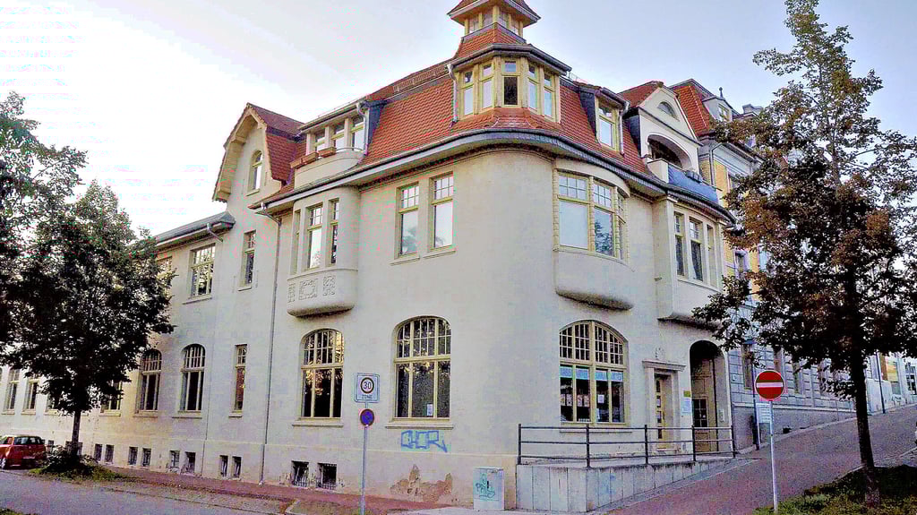 Die Urania Staßfurt befindet sich am Prinzenberg 18. Der Verein in der Bodestadt wurde am 9. Oktober 1991 gegründet und ist als Träger der Erwachsenenbildung in vielen Bereichen aktiv.