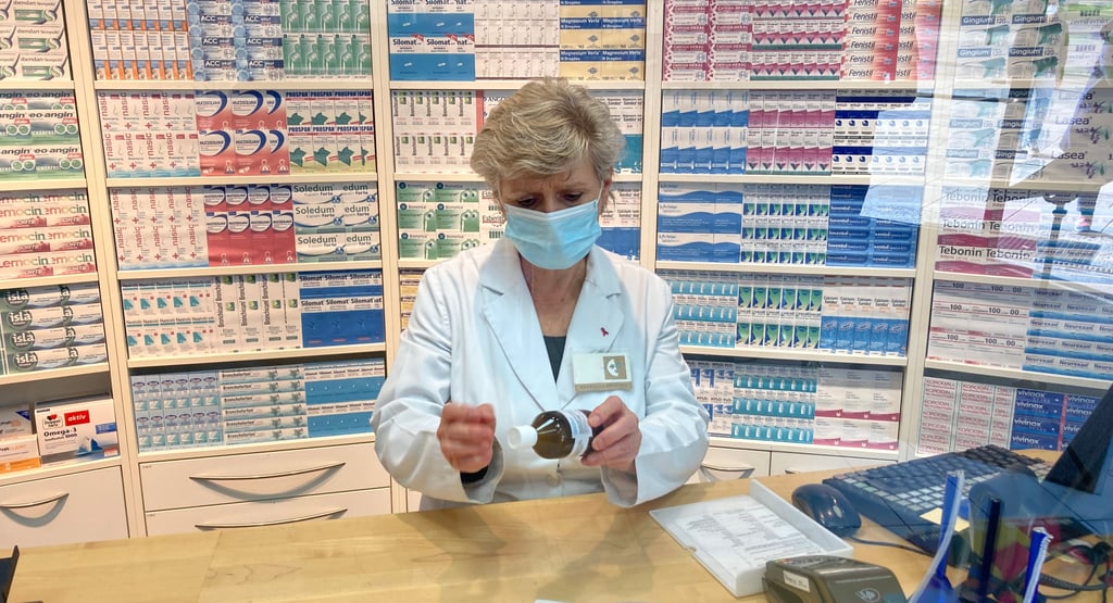 Apothekerin Barbara Langhans in ihrer Apotheke am Steintor in Halle. "Wir leben schon seit vielen Jahren mit Medikamenten-Engpässen", sagt sie.