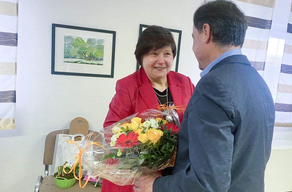 Jessens Bürgermeister Michael Jahn bedankt sich bei Margit Mehr für ihr langjähriges Engagement als Geschäftsführerin des Jessener „Wir“-Vereins.