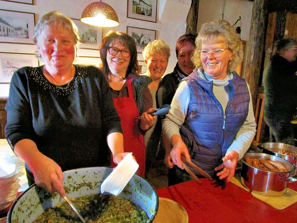 Die für ihren guten Grünkohl bekannten Frauen des Heimatvereins Osterweddingen reichen den Teilnehmern nach der Wanderung das Essen.