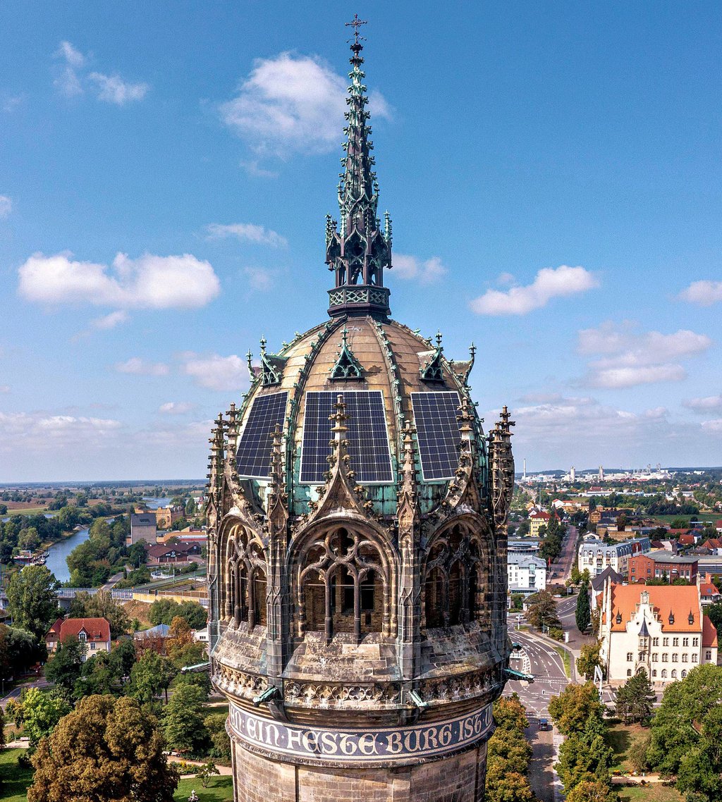 Solarmodule auf der Schlosskirche Wittenberg? Diese Montage wird keine Realität, aber die evangelische Landeskirche will mehr Photovoltaik auf die Kirchendächer bauen.