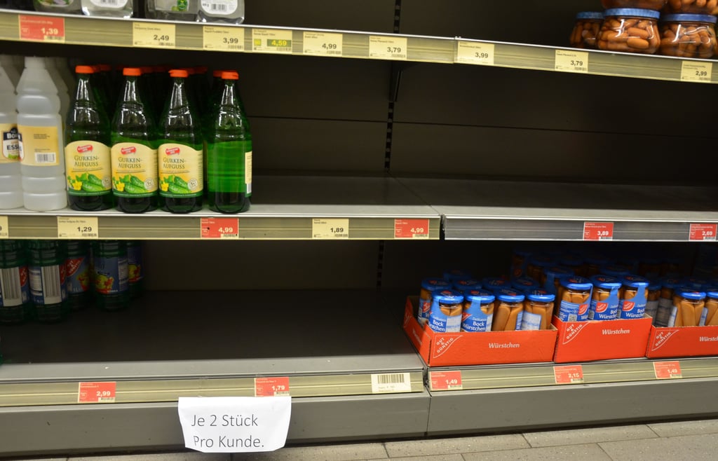 Im Edeka werden die Kunden angehalten, nur haushaltsübliche Mengen Mehl zu kaufen