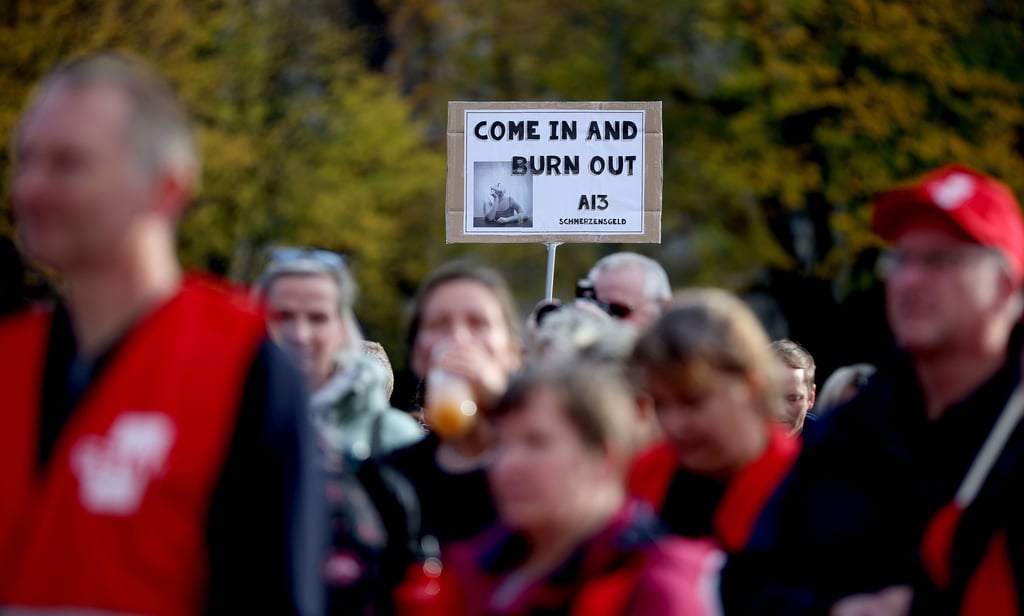 "Come in and burn out" - Grundschullehrer protestieren im Oktober vor dem Landtag für die Anhebung ihrer Tarife, so wie es Sachsen-Anhalts Nachbarbundesländer bereits getan haben.