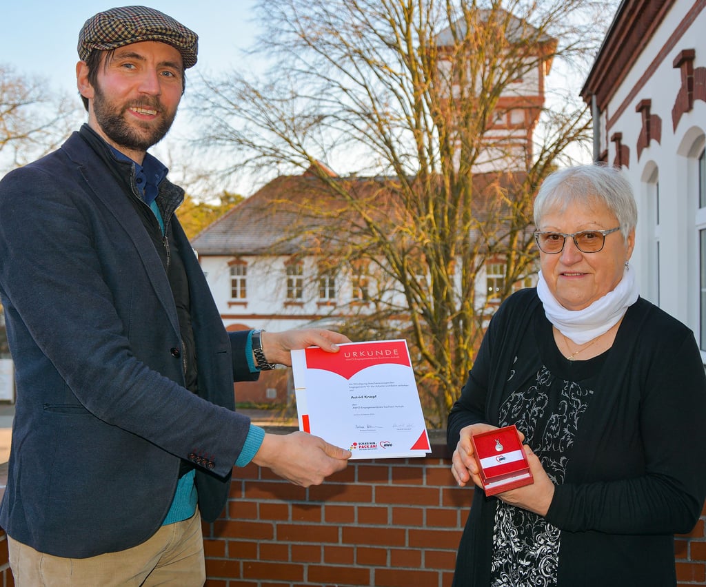 Ruben Herm vom AWO-Landesverband zeichne Astrid Knopf mit dem Engagementpreis aus.