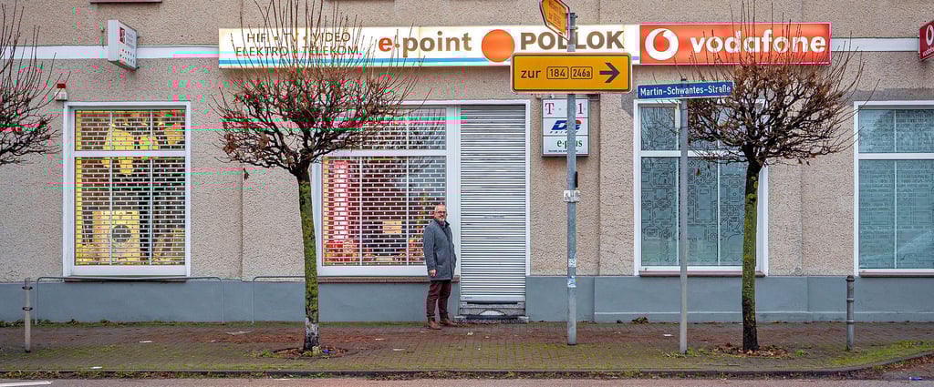 Unternehmer Stefan Gratzke steht vor dem Gommeraner Traditionsgeschäft e-Point Pollok. Er hatte das Elektrogeschäft vor knapp zwei Jahren übernommen. Nun sieht er sich gezwungen, den Geschäftsbetrieb aufzugeben. Der Grund sind keine schlechten Umsätze.