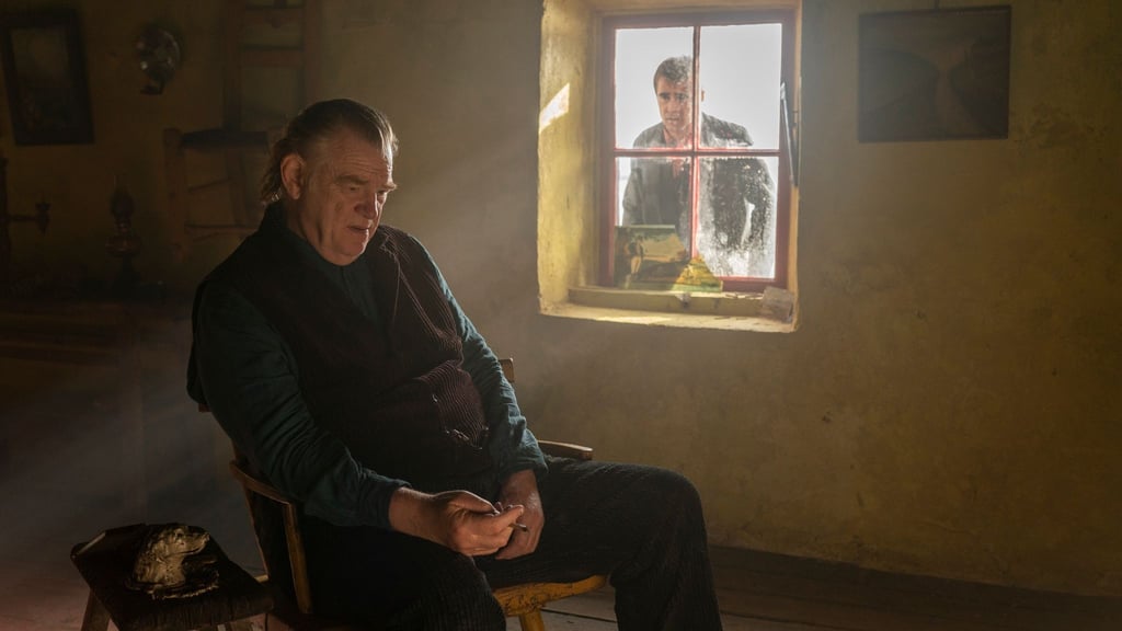 Brendan Gleeson (l) als Colm Doherty und Colin Farrell als Padraic Suilleabhain in einer Szene des Films "The Banshees Of Inisherin".