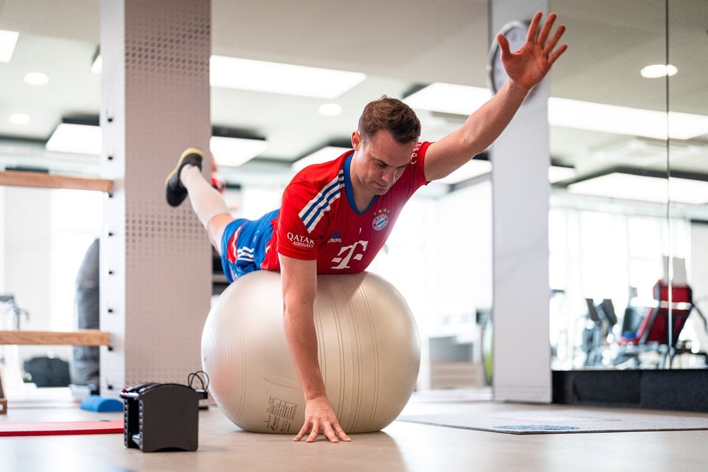 Bayern-Torwart Manuel Neuer setzt seine Reha fort.