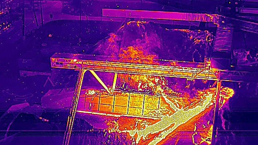Der Brand im Mercer-Zellstoffwerk in Arneburg mit den Augen einer Wärmebildkamera.