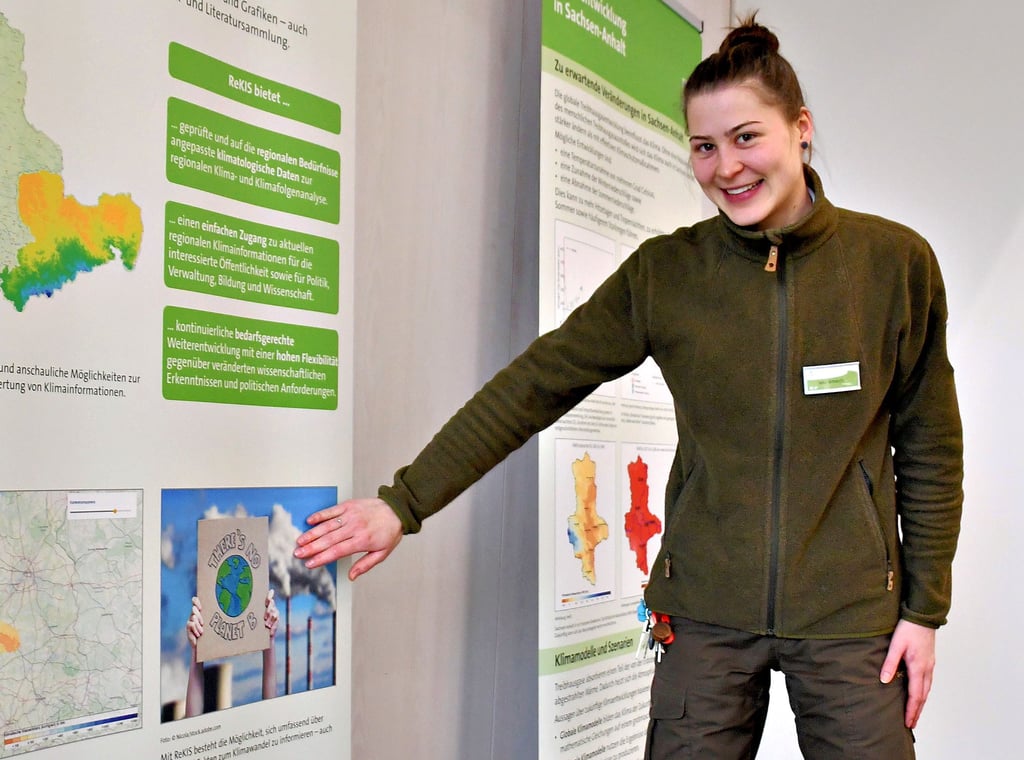 Jella Schnirch zeigt in der neuen Ausstellung zum Thema Klimaschutz und Klimawandel im Haus der Flüsse in Havelberg die Tafel, auf der es um das Regionale Klimainformationssystem ReKIS geht. Ein Planet B ist nicht vorhanden, macht eine Fotoaufnahme deutlich.