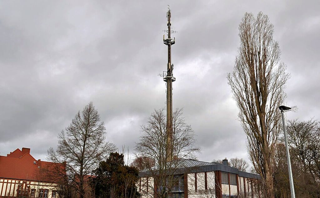 Der Mobilfunkmast in der Genthiner Poststraße. Hier ist noch Platz für Erweiterungsanlagen.
