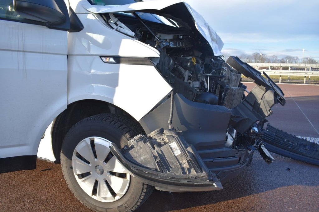 Einen heftigen Auffahrunfall hat es am Montag auf der A9 bei Dessau gegeben.