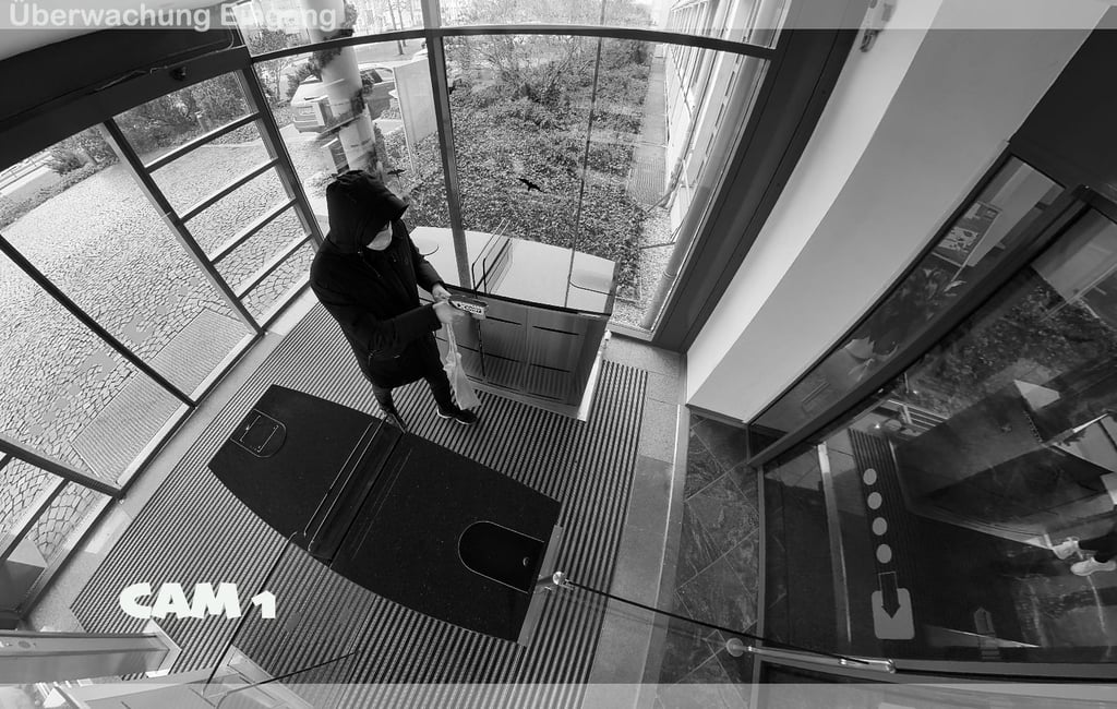 Er kam mit Poncho und OP-Maske: Martin B. raubte 2021 eine Volksbank in Mücheln aus, eine Überwachungskamera filmte ihn. Die MZ hat die Szene nachgestellt. 