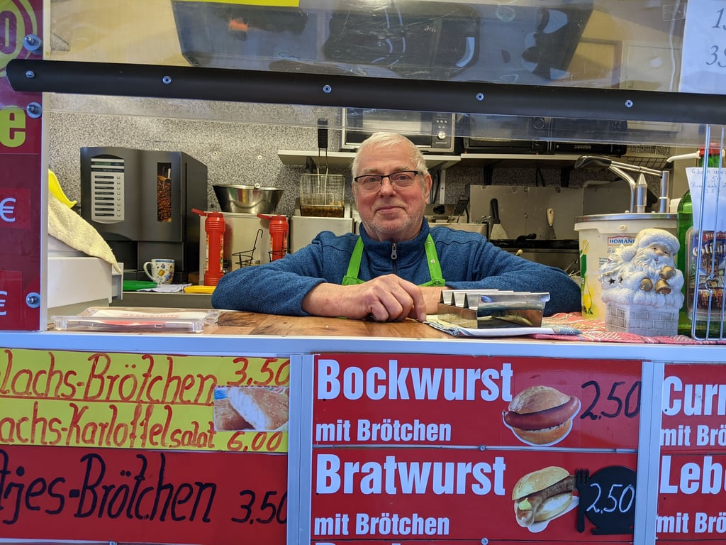Rudi Moritz arbeitet auch mit fast 74 Jahren noch als Verkäufer in seinem Imbisswagen auf dem Gardelegener Wochenmarkt.