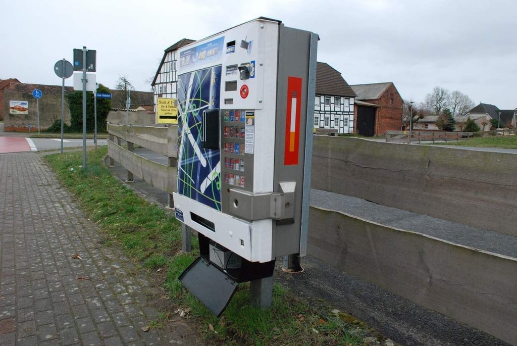 Unbekannte haben versucht, einen Zigarettenautomaten in Altenhausen aufzubrechen.