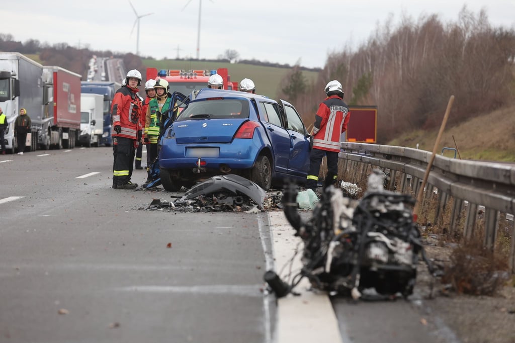 Rettungskräfte arbeiten an einer Unfallstelle auf der Autobahn 4.