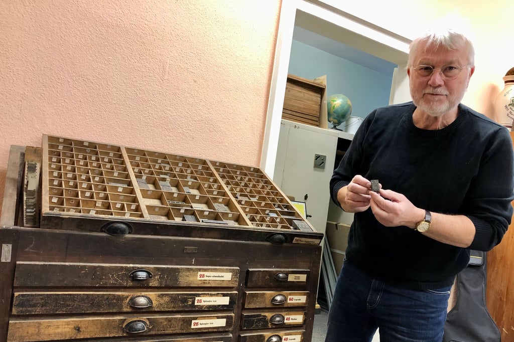 Gerd Seidel, Chef Heimatverein Osterfeld, vor einem Setzkastenschrank des ehemaligen Druckhauses Zeitz, in dem das Heimatheft 45 Jahre gedruckt wurde.