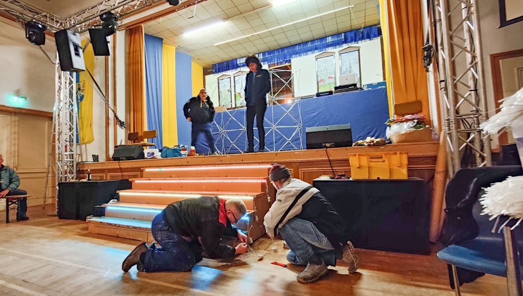 Aufbau im Eiltempo: Die Lützener Karnevalisten, unter ihnen Sitzungspräsident Stefan Bargenda und Vereinsvorsitzende Daniela Riedel (beide im Hintergrund), bereiten den Festsaal des „Roten Löwen“ für die Faschingsfeier am Samstag vor.