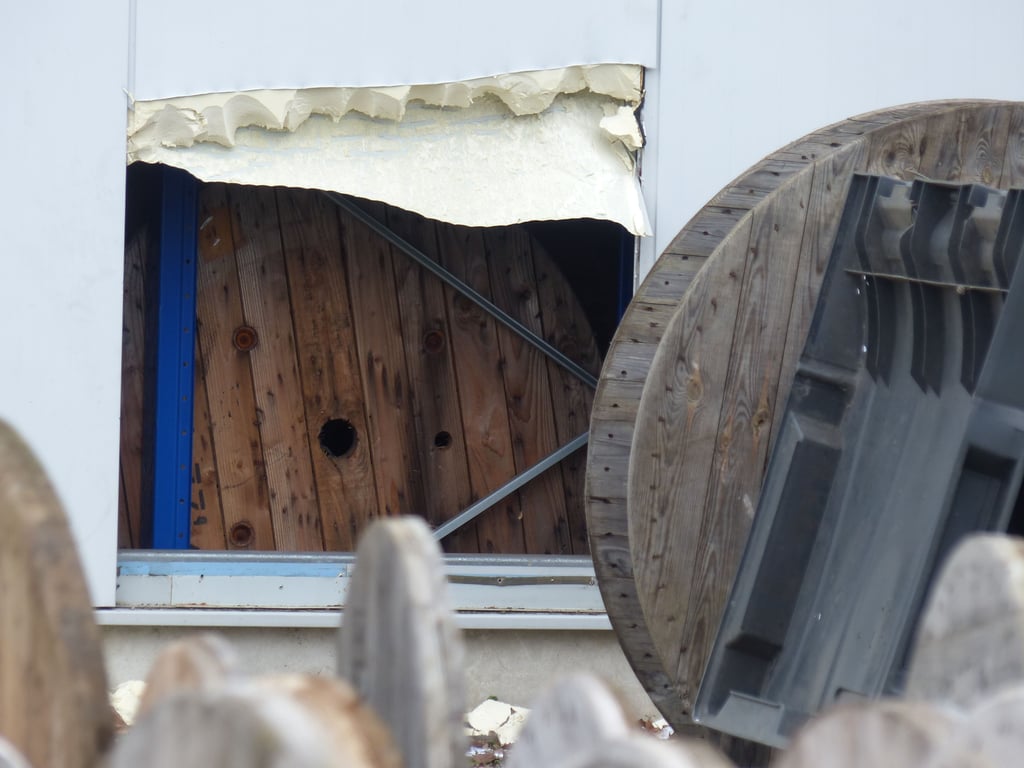 Blick auf die geöffnete Rückwand der Halle.