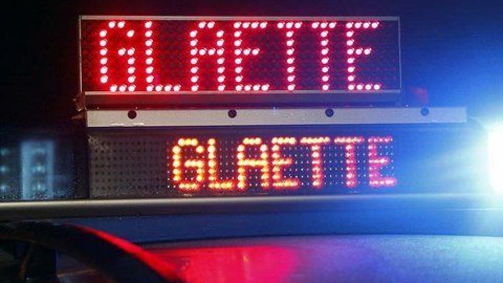 Leichter Schneefall hatte am Sonnabendabend zu glatten Straßen in Dessau-Roßlau geführt.