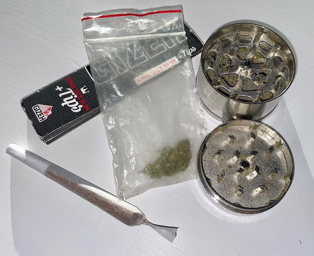 Die meisten Konsumenten rauchen Cannabis. Mit Hilfe eines Grinders zerkleinern sie die Blüten. Anschließend werden diese in langem Zigarettenpapier und einem Filter-Tip zu einem Joint eingedreht