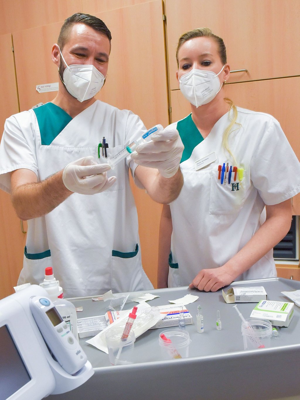 Die Geschwister Mario Thormann (39) und Mirjam Kirchberg (36) arbeiten im Pflegedienst in der Helios-Klinik in Eisleben. Die jüngere Schwester leitet dabei den Bruder an, der mitten in der Ausbildung steckt.