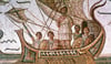Die Sagen um Odysseus gehören zu den bekanntesten griechischen Mythen.  Das Mosaik aus dem 3. Jahrhundert zeigt eine Szene aus dem Epos  „Odyssee“, der Homer zugeschrieben wird. Der Held  befindet sich hier auf der Rückreise von Troja nach Ithaka und ist an den Mast seines Schiffes gebunden, um ihn vor den verführerischen Gesängen der Sirenen zu retten (Symbolfoto).