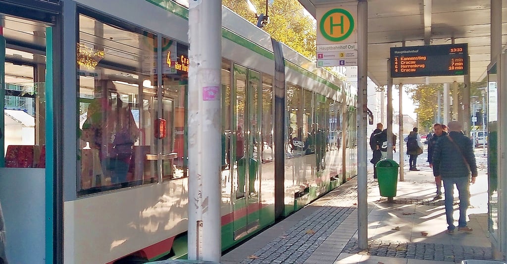 Eine Straßenbahn hält auf dem Willy-Brandt-Platz in Magdeburg.