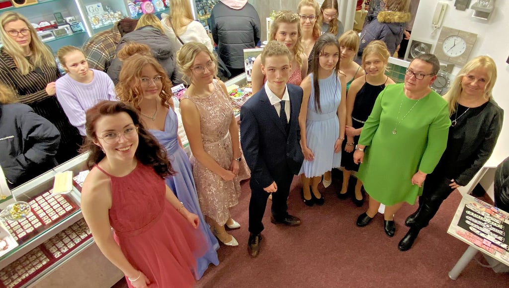 Corina Milbradt und Andrea Panick (von rechts) stellen sich zum Ende der Schau mit ihrem jungen Team zum Gruppenbild.