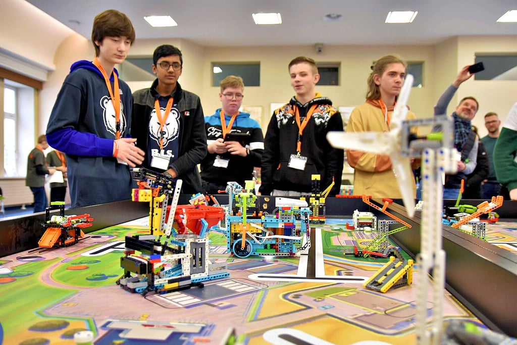 Beim „Robot Game“ müssen die Roboter autonom ein Spielfeld abfahren und dabei Aufgaben erfüllen.