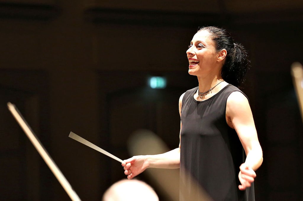 Elisa Gogou dirigiert das Neujahrskonzert der Anhaltischen Philharmonie. Das erklingt am Sonntag nochmals in Dessau.
