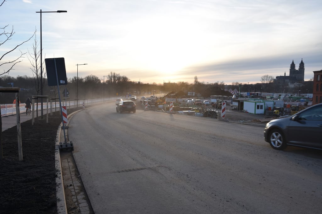 Die neue Stadtparkstraße verläuft zwischen der Zollbrücke und der bestehenden Stadtparkstraße in Magdeburg. Es ist ein Gefälle zu überwinden.