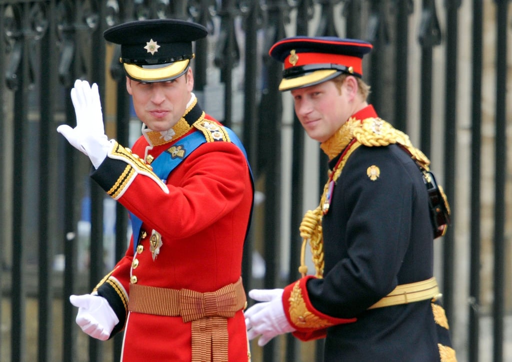 Prinz William (l) trifft mit seinem Bruder Harry als Trauzeugen zu seiner kirchlichen Trauung im April 2011 vor der Westminster Cathedral in London ein.