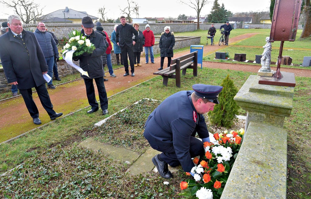Vertreter des Bernburger Bergknappenvereins, des K+S Steinsalzwerkes und der Gemeinde Ilberstedt legten anlässlich des 102. Jahrestages des Grubenunglücks in Ilberstedt auf dem Friedhof am Gedenkstein für die verstorbenen Bergleute Kränze nieder.