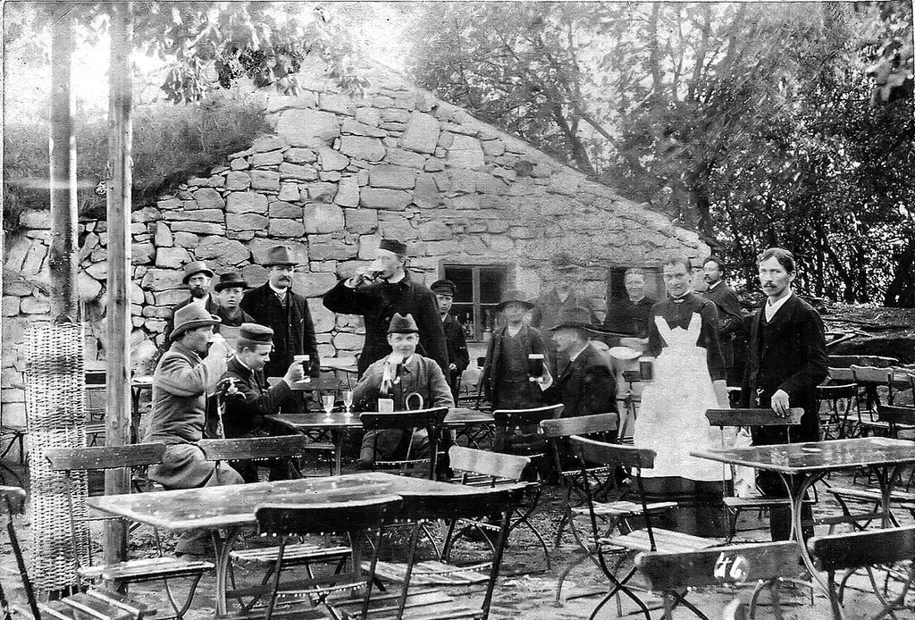 Die Burgwirtschaft in der Ruine der Oberburg der Burg Kyffhausen im Jahre 1889. Rechts ist Wirt Günther Reinecke zu sehen.