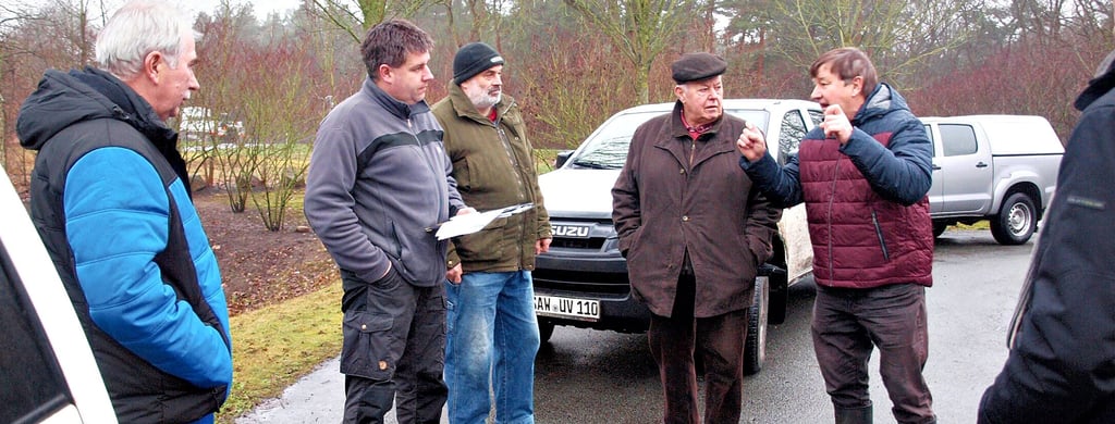 2019 diskutierte Uwe Heinecke (Zweiter von links) mit Mechaus Ortsbürgermeister Hartmut Baier (rechts) und den Schaubeauftragten vor Beginn der Grabenschau in Ritzleben.