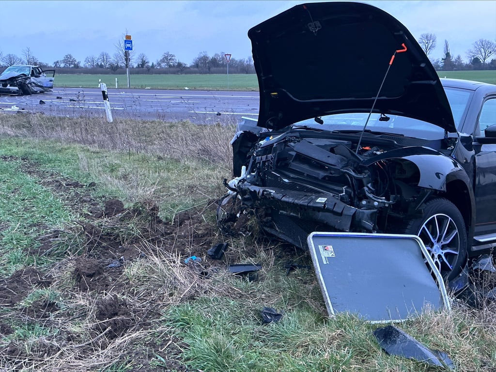 Die Wracks eines VW (vorn) und eines Seat (hinten) stehen an der Unfallstelle auf der B6n bei Köthen.