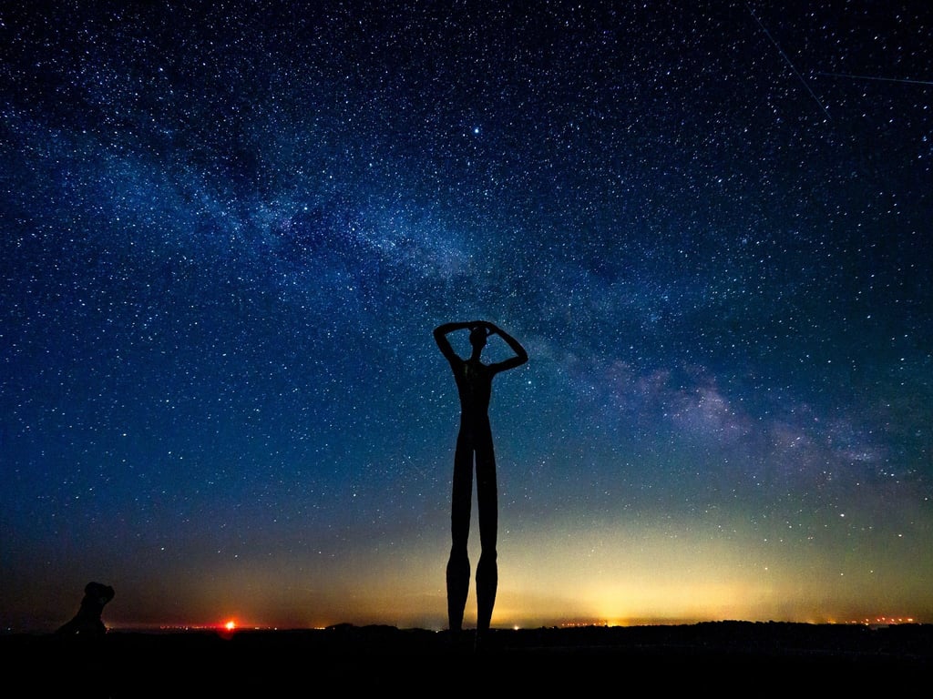 Blick ins All: Die Milchstraße funkelt hinter dem Utkieker, einer Skulptur des Bildhauers Hannes Helmke.