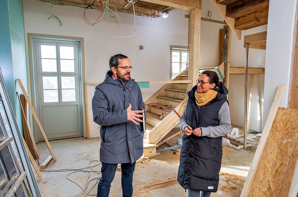 Baustellen-Besuch: Stiftskämmerer Bastian Borck im Gespräch mit Daniela Zeitschel, die die Leitung des Pensionsbetriebes übernehmen wird.