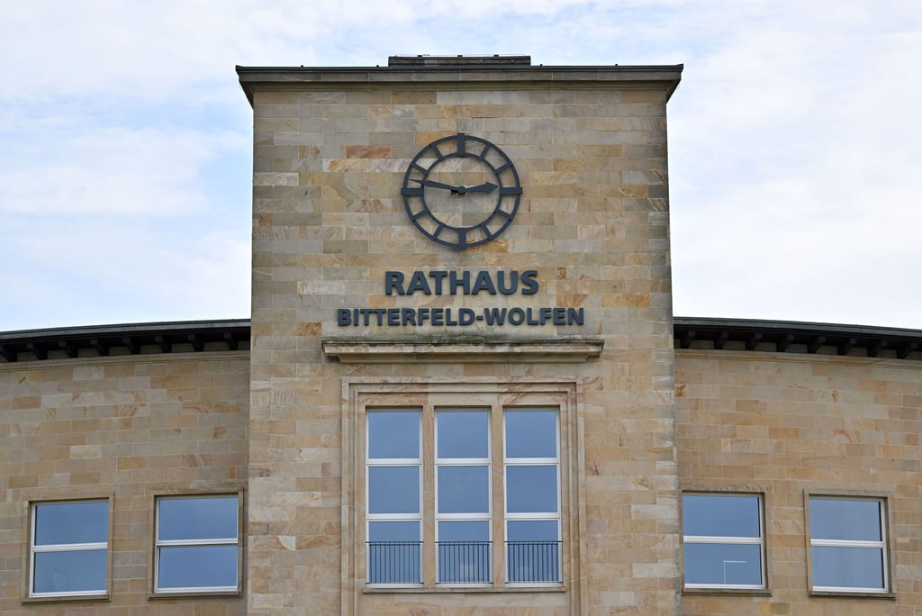 Im Bitterfeld-Wolfener Rathaus herrscht Trauer. 