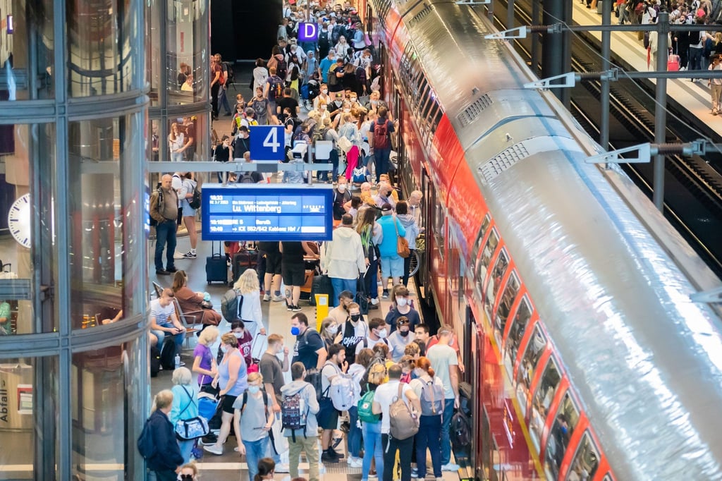 Mit speziellen Anzeigen am Bahnsteig und in der eigenen App will die Deutsche Bahn Fahrgäste besser über die Auslastungssituation in einfahrenden Regionalzügen informieren.