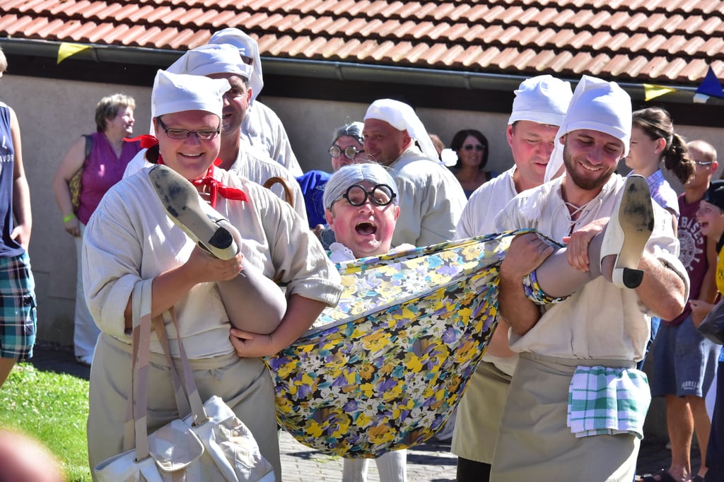 Beim Lobitzscher Volksfest werden aus alten Weibern junge Mädchen.