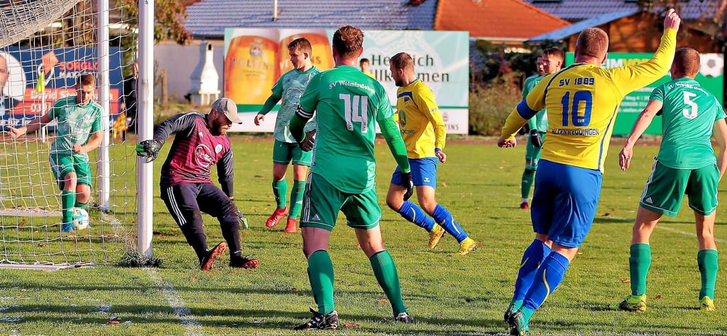 Fabian Richter (rechts, Nummer zehn) freut sich über seinen Treffer zum 1:0 gegen Wolmirsleben. 